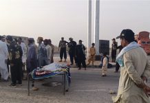 سرکاری حمایت یافتہ گروہ کے ہاتھوں نوجوان قتل، لواحقین کا لاش سڑک پر رکھ کر احتجاج جاری