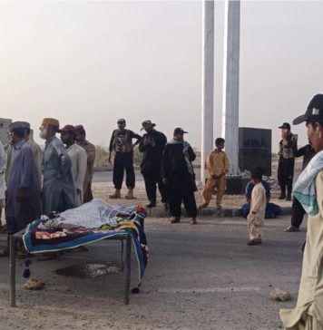 سرکاری حمایت یافتہ گروہ کے ہاتھوں نوجوان قتل، لواحقین کا لاش سڑک پر رکھ کر احتجاج جاری