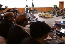 کوئٹہ: پولیس اہلکاروں کی میتوں کے ہمراہ احتجاج، پاکستانی وزیراعظم اور آرمی چیف کی کوئٹہ آمد