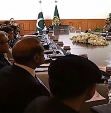 کوئٹہ: پولیس اہلکاروں کی میتوں کے ہمراہ احتجاج، پاکستانی وزیراعظم اور آرمی چیف کی کوئٹہ آمد