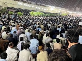 کوئٹہ: پولیس اہلکاروں کے قتل کے خلاف لواحقین کا لاشوں کے ہمراہ دھرنا جاری