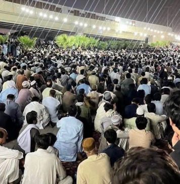 کوئٹہ: پولیس اہلکاروں کے قتل کے خلاف لواحقین کا لاشوں کے ہمراہ دھرنا جاری