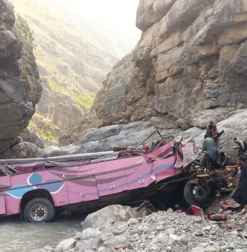 ژوب: مسافر بس گہری کھائی میں جا گری، خواتین اور بچوں سمیت 30 ہلاک