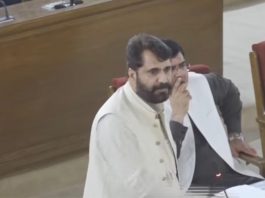 ایئرپورٹ پر روکے جانے پر زابد ریکی کا اسمبلی میں احتجاج، پاکستانی پاسپورٹ فلور پر پھینک دیا