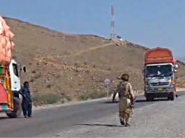 خضدار: مسلح ناکہ بندی، فورسز کو رسد پہنچانے والی گاڑی ضبط